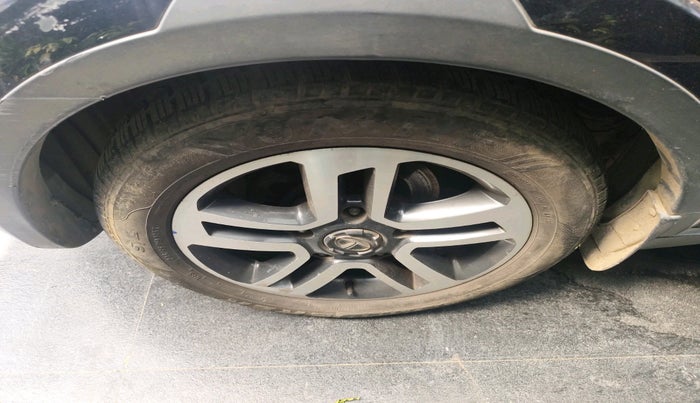 2017 Tata Hexa XTA 4X2 6 STR, Diesel, Automatic, 1,98,206 km, tyre