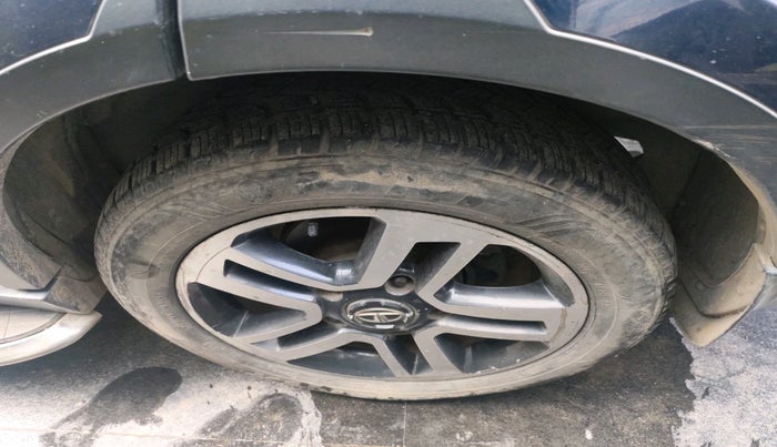 2017 Tata Hexa XTA 4X2 6 STR, Diesel, Automatic, 1,98,206 km, tyre