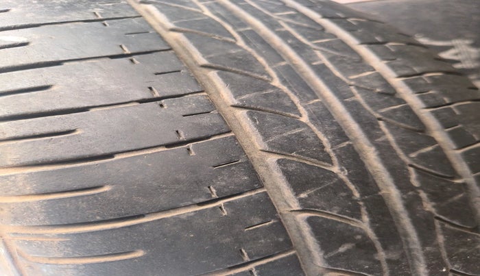 2011 Toyota Etios Liva V, Petrol, Manual, 81,041 km, tyre