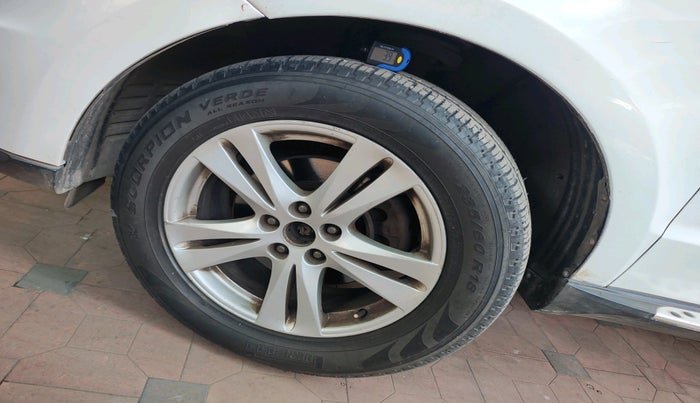 2012 Hyundai Santa Fe 4 WD AT, Diesel, Automatic, 1,04,076 km, tyre