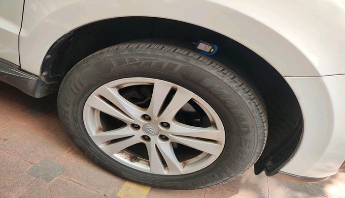 2012 Hyundai Santa Fe 4 WD AT, Diesel, Automatic, 1,04,076 km, tyre