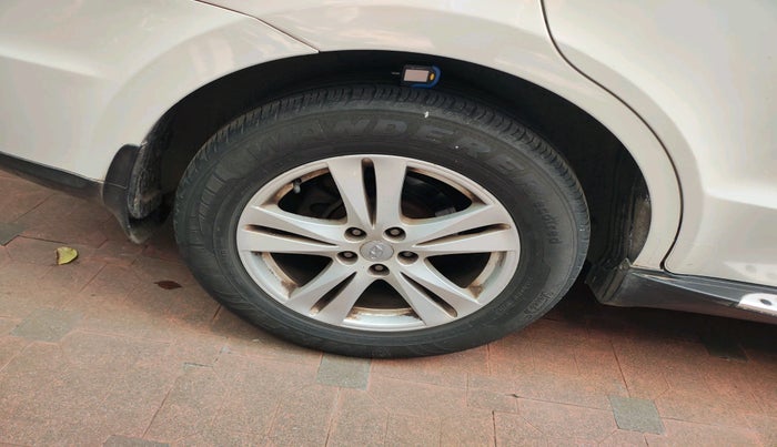 2012 Hyundai Santa Fe 4 WD AT, Diesel, Automatic, 1,04,076 km, tyre