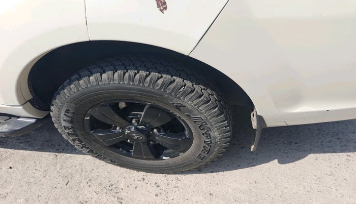 2014 Tata Safari Storme 2.2 EX 4X2, Diesel, Manual, 1,53,301 km, tyre