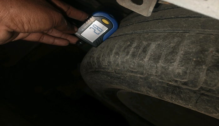 2015 Toyota Innova 2.5 GX 7 STR, Diesel, Manual, 1,09,020 km, tyre