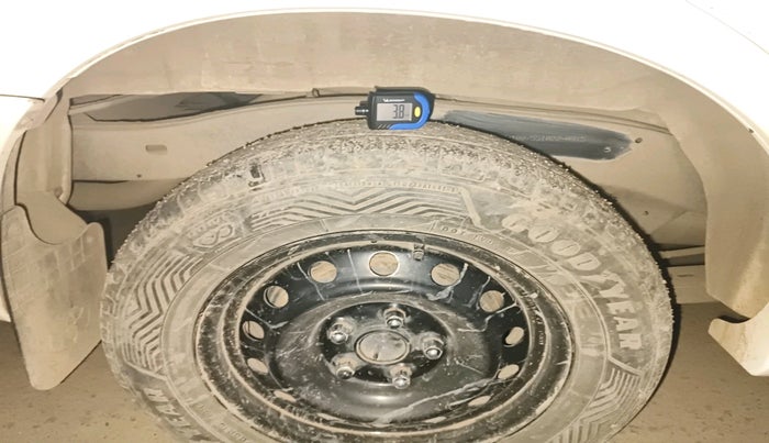 2015 Toyota Innova 2.5 GX 7 STR, Diesel, Manual, 1,09,020 km, tyre