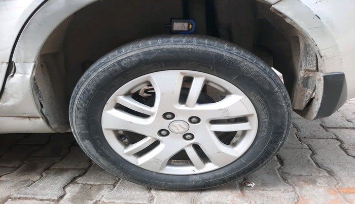 2013 Maruti Swift Dzire ZXI, Petrol, Manual, 1,06,555 km, tyre