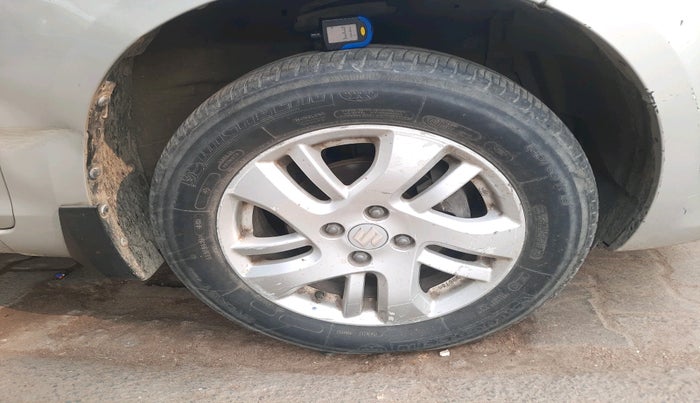 2013 Maruti Swift Dzire ZXI, Petrol, Manual, 1,06,555 km, tyre