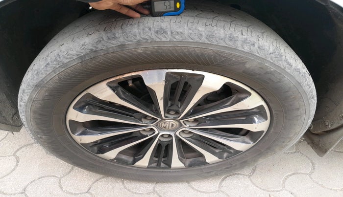 2020 MG GLOSTER SAVVY 6 STR 2.0 TWIN TURBO 4WD, Diesel, Automatic, 2,17,235 km, tyre