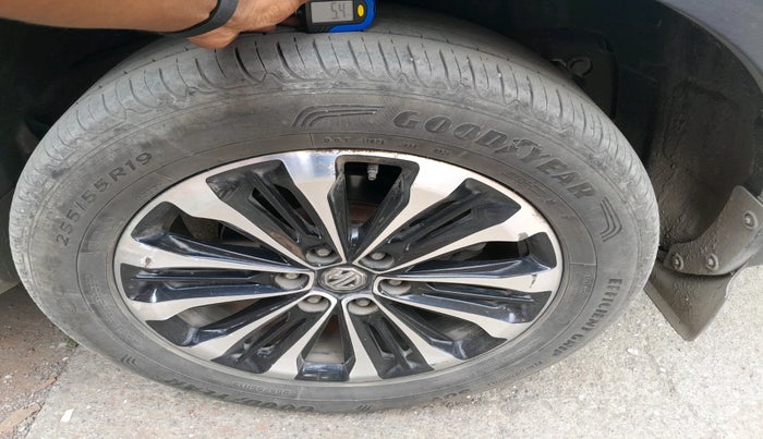 2020 MG GLOSTER SAVVY 6 STR 2.0 TWIN TURBO 4WD, Diesel, Automatic, 2,17,235 km, tyre