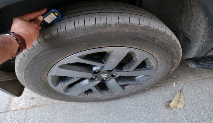 2022 Tata Harrier XZA PLUS 2.0L, Diesel, Automatic, 81,181 km, tyre