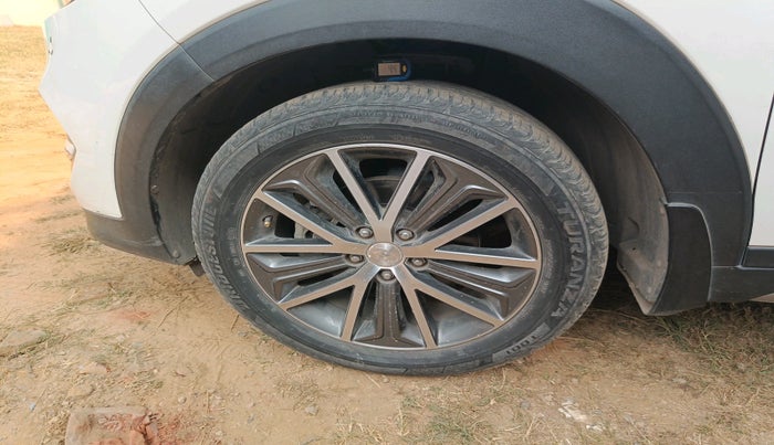 2017 Hyundai Tucson GLS 2WD AT PETROL, Petrol, Automatic, 1,25,231 km, tyre