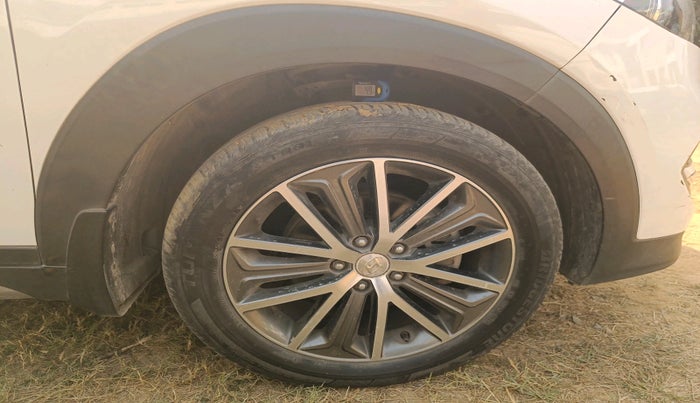 2017 Hyundai Tucson GLS 2WD AT PETROL, Petrol, Automatic, 1,25,231 km, tyre