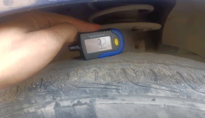 2017 Maruti Dzire VXI AMT, Petrol, Automatic, 1,30,005 km, tyre