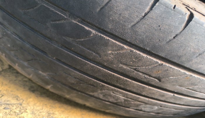 2012 Ford Fiesta Classic LXI 1.4 DIESEL, Diesel, Manual, 1,32,000 km, tyre