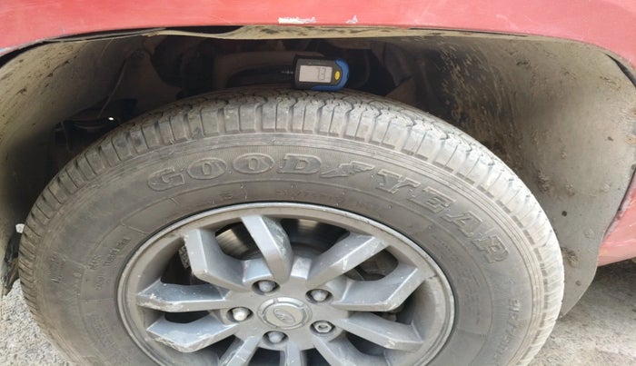 2017 Mahindra TUV300 T10 AMT, Diesel, Automatic, 1,02,262 km, tyre