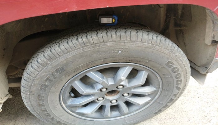 2017 Mahindra TUV300 T10 AMT, Diesel, Automatic, 1,02,262 km, tyre