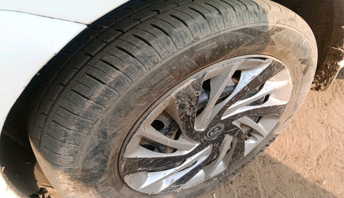 2017 Maruti Ertiga VXI CNG, Petrol, Manual, 1,53,945 km, tyre