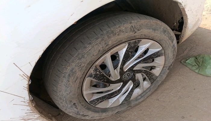 2017 Maruti Ertiga VXI CNG, Petrol, Manual, 1,53,945 km, tyre