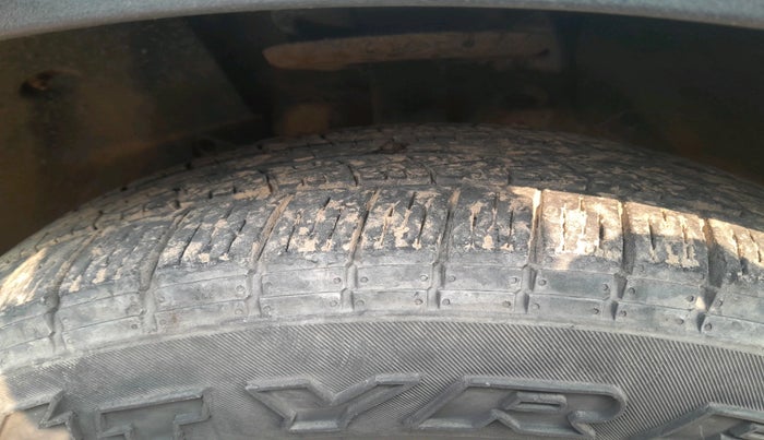 2017 Mahindra XUV500 W10 AT, Diesel, Automatic, 2,11,203 km, tyre