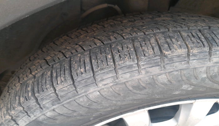 2017 Mahindra XUV500 W10 AT, Diesel, Automatic, 2,11,203 km, tyre