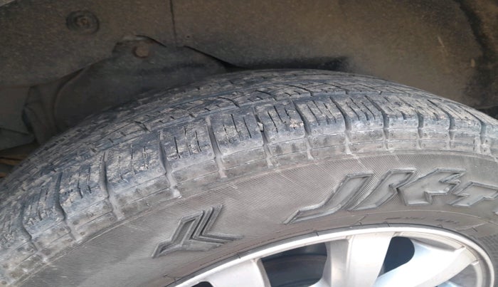 2017 Mahindra XUV500 W10 AT, Diesel, Automatic, 2,11,203 km, tyre