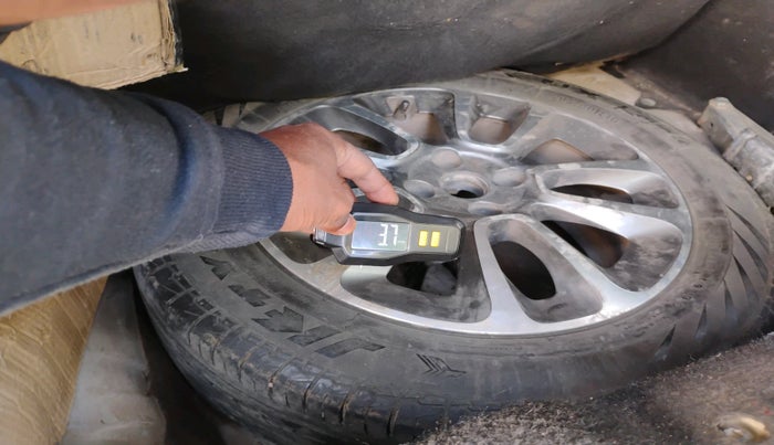 2014 Fiat Avventura EMOTION MULTIJET 1.3, Diesel, Manual, 2,04,626 km, tyre