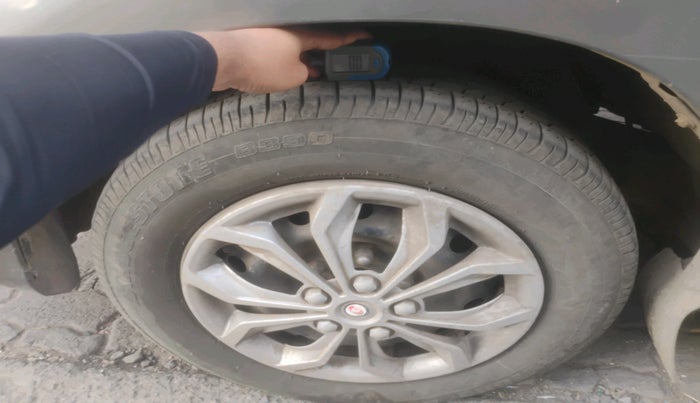 2010 Toyota Innova 2.5 G2 7STR, Diesel, Manual, 2,36,895 km, tyre