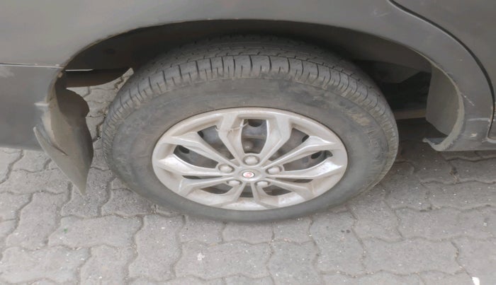 2010 Toyota Innova 2.5 G2 7STR, Diesel, Manual, 2,36,895 km, tyre