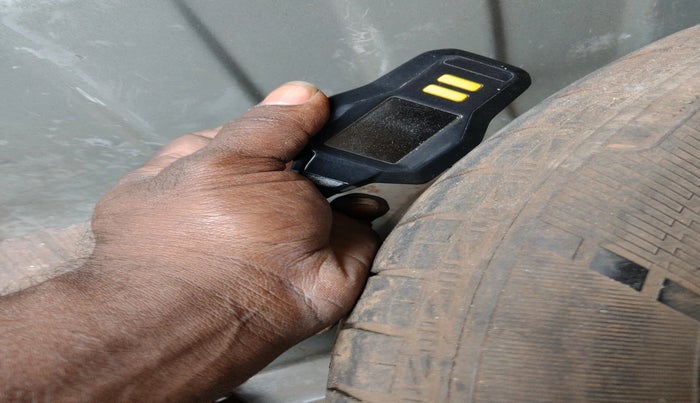 2011 Toyota Etios V, Petrol, Manual, 1,10,390 km, tyre