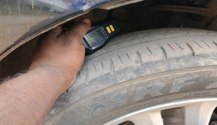 2011 Toyota Etios V, Petrol, Manual, 1,10,390 km, tyre