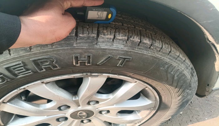 2017 Mahindra XUV500 W10 AT 1.99, Diesel, Automatic, 2,11,208 km, tyre