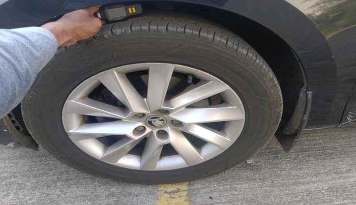 2016 Skoda Superb L&K 1.8 TSI AT, Petrol, Automatic, 1,42,880 km, tyre