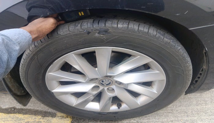 2016 Skoda Superb L&K 1.8 TSI AT, Petrol, Automatic, 1,42,880 km, tyre