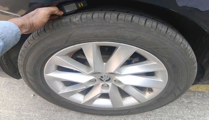 2016 Skoda Superb L&K 1.8 TSI AT, Petrol, Automatic, 1,42,880 km, tyre