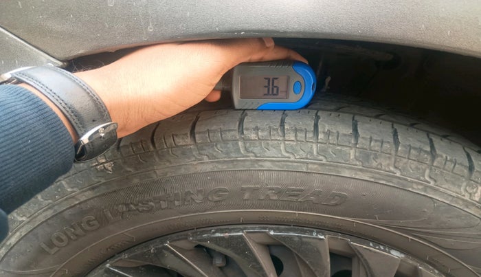 2017 Maruti Dzire LXI, Petrol, Manual, 1,00,854 km, tyre