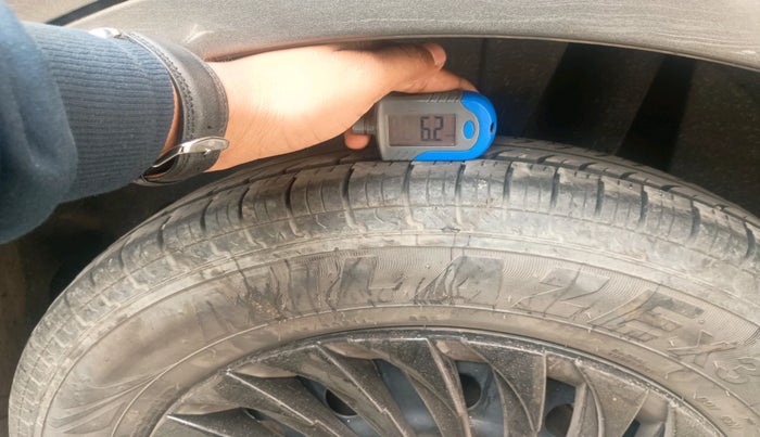 2017 Maruti Dzire LXI, Petrol, Manual, 1,00,854 km, tyre