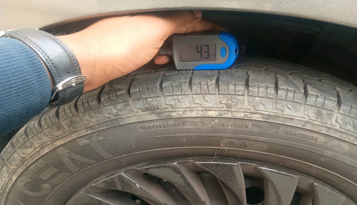 2017 Maruti Dzire LXI, Petrol, Manual, 1,00,854 km, tyre