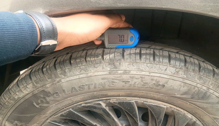 2017 Maruti Dzire LXI, Petrol, Manual, 1,00,854 km, tyre