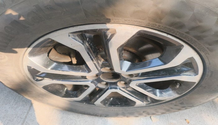 2020 KIA CARNIVAL LIMOUSINE 2.2 7 STR, Diesel, Automatic, 1,33,407 km, tyre