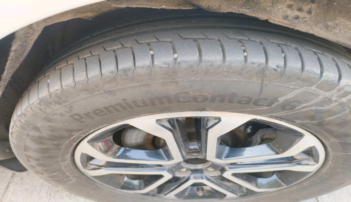 2020 KIA CARNIVAL LIMOUSINE 2.2 7 STR, Diesel, Automatic, 1,33,407 km, tyre