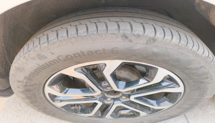 2020 KIA CARNIVAL LIMOUSINE 2.2 7 STR, Diesel, Automatic, 1,33,407 km, tyre