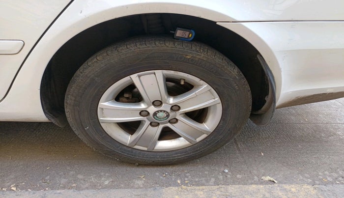 2011 Skoda Laura AMBIENTE 2.0 TDI CR MT, Diesel, Manual, 1,30,988 km, tyre