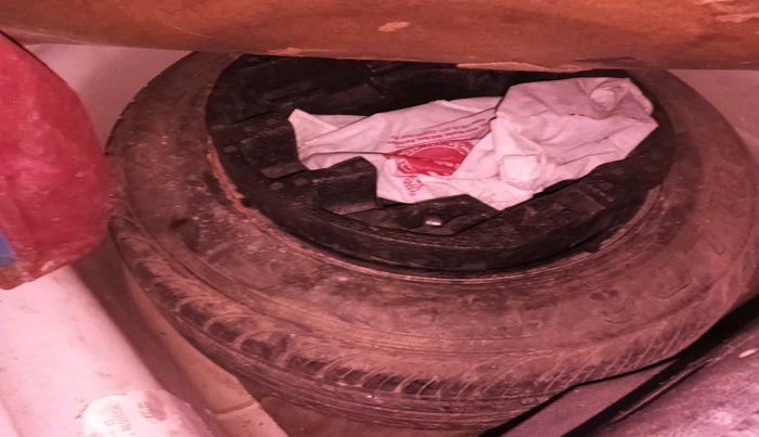 2010 Skoda Fabia ELEGANCE 1.2 MPI, Petrol, Manual, 1,16,845 km, tyre