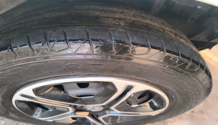 2020 Mahindra MARAZZO M2 8 STR, Diesel, Manual, 83,946 km, tyre