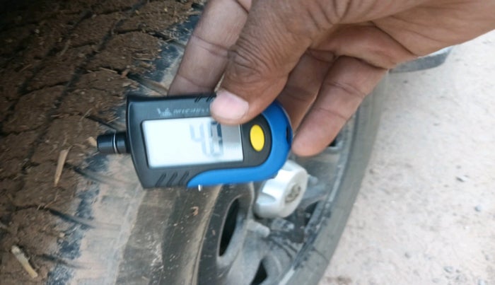 2016 Tata Safari Storme 2.2 EX 4X2, Diesel, Manual, 1,29,629 km, tyre