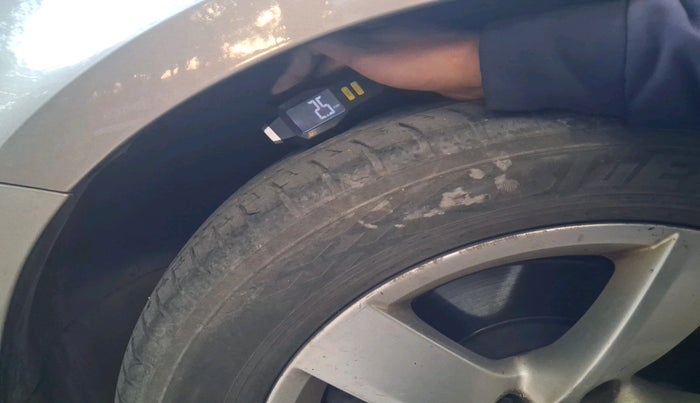 2011 Volkswagen Passat 2.0 PD DSG, Diesel, Automatic, 1,41,194 km, tyre