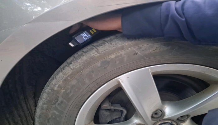 2011 Volkswagen Passat 2.0 PD DSG, Diesel, Automatic, 1,41,194 km, tyre