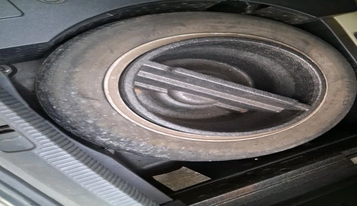 2011 Volkswagen Passat 2.0 PD DSG, Diesel, Automatic, 1,41,194 km, tyre