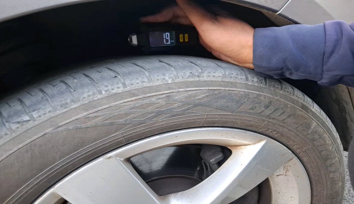 2011 Volkswagen Passat 2.0 PD DSG, Diesel, Automatic, 1,41,194 km, tyre