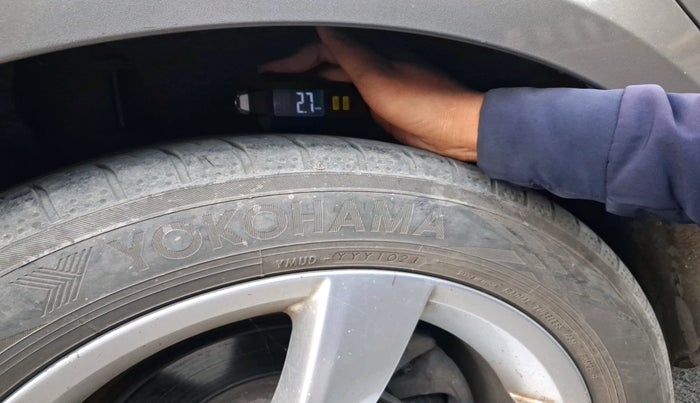 2011 Volkswagen Passat 2.0 PD DSG, Diesel, Automatic, 1,41,194 km, tyre